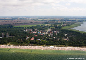 Wrzosowo - w głębi - na głównym planie plaża w Dziwnówku.